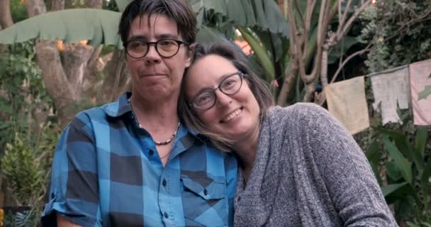 Momento autêntico entre um casal lésbico rindo e sorrindo juntos
 - Filmagem, Vídeo