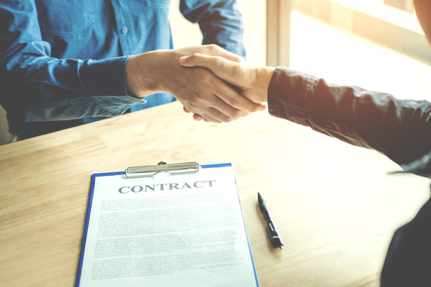 Business people negotiating a contract handshake between two col - Fotografie, Obrázek