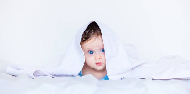 Μικρό παιδί αγόρι με τα μπλε μάτια - Φωτογραφία, εικόνα