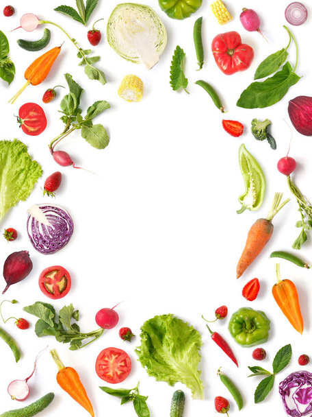 Close-up foto van verse groenten en fruit ingesteld frame op witte tabelachtergrond - Foto, afbeelding
