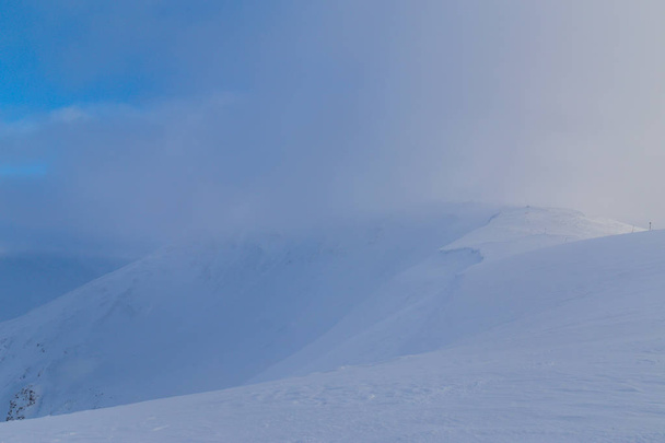 Beau paysage de montagne alpin avec neige fraîche, en hiver
 - Photo, image