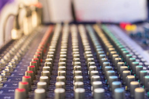 Sound mixing console of Sound mixer controller, onscherpe achtergrond - Foto, afbeelding