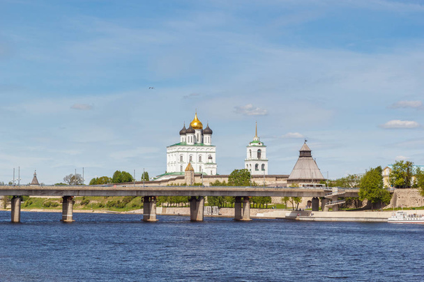 Η γέφυρα πάνω από το μεγάλο και τον καθεδρικό ναό της Αγίας Τριάδας σε Pskov - Φωτογραφία, εικόνα