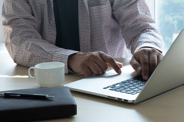 людина працює комп'ютерний стіл рука торкається бізнес-стратегії ноутбука
 - Фото, зображення