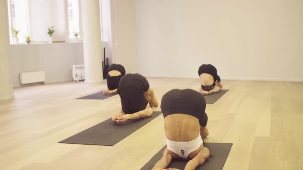 Clase de yoga. Gente haciendo ejercicios de yoga
 - Metraje, vídeo