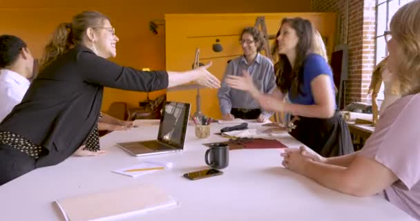 Ryhmä yrittäjiä kättelee ja onnittelee toisiaan
 - Materiaali, video