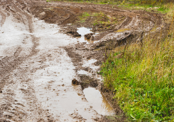 Sucio todoterreno después de la lluvia, camino rural
 - Foto, Imagen