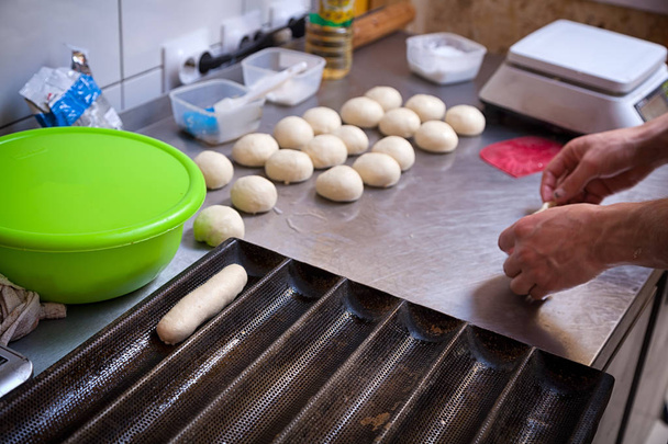 пекар витягує тісто
  - Фото, зображення