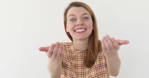 Mujer levantó las palmas de las manos que ofrece algo
 - Imágenes, Vídeo