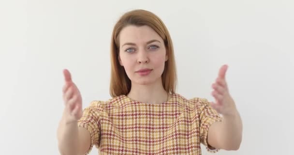 Καλώντας το όμορφο κορίτσι, λευκό φόντο στο Studio - Πλάνα, βίντεο