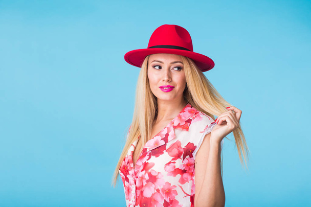 junge Frau Mode Lookbook Modell Studio Porträt auf blauem Hintergrund. - Foto, Bild