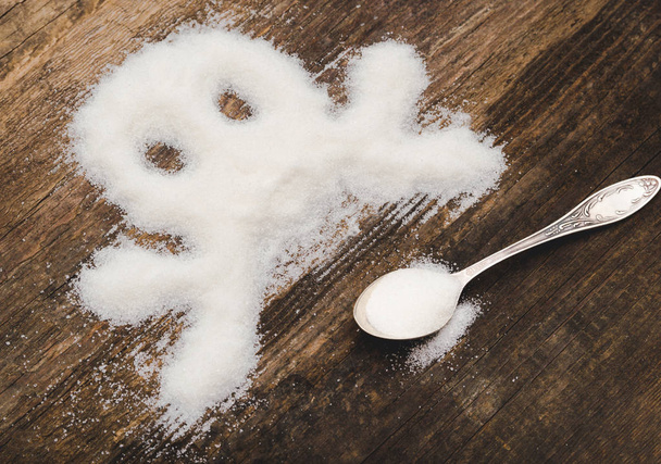 Koponya készült kristálycukor. A fogalmi fotó illusztrálja a kárt a fogyasztás fehér finomított cukor és az azt tartalmazó termékek - Fotó, kép