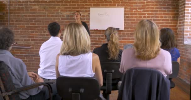 Altavoz motivacional empresaria recibiendo retroalimentación de la audiencia participación
 - Metraje, vídeo