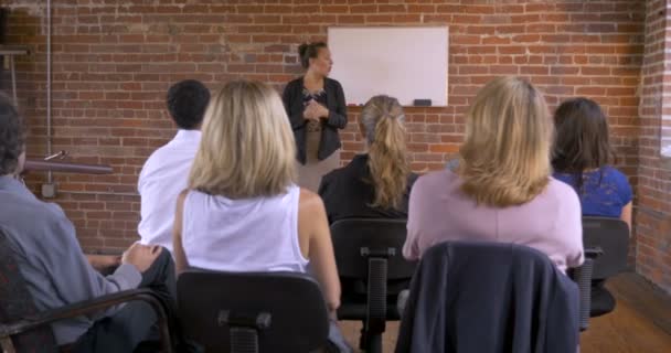 Kobieta interesu pisania wzrostu na tablicy w seminarium lub biznesowe spotkanie - Materiał filmowy, wideo