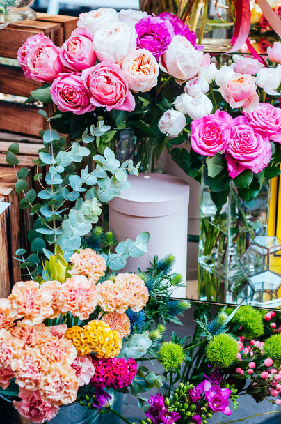 Красивые букеты на цветочном рынке
 - Фото, изображение