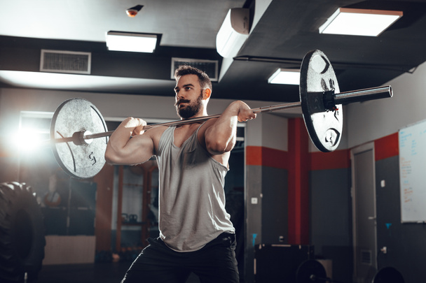 jovem muscular homem levantando barbell no ginásio
 - Foto, Imagem