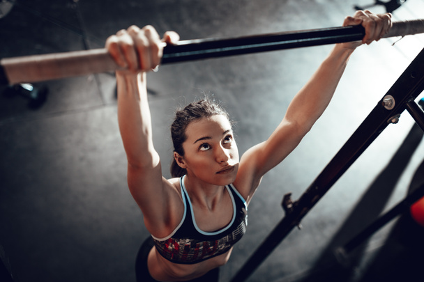 giovane donna muscolare che fa esercizio pull-up in palestra
 - Foto, immagini