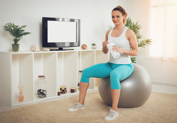 muskulös lächelnde Frau beim Pilates-Training mit Personal Trainer im Fernsehen - Foto, Bild