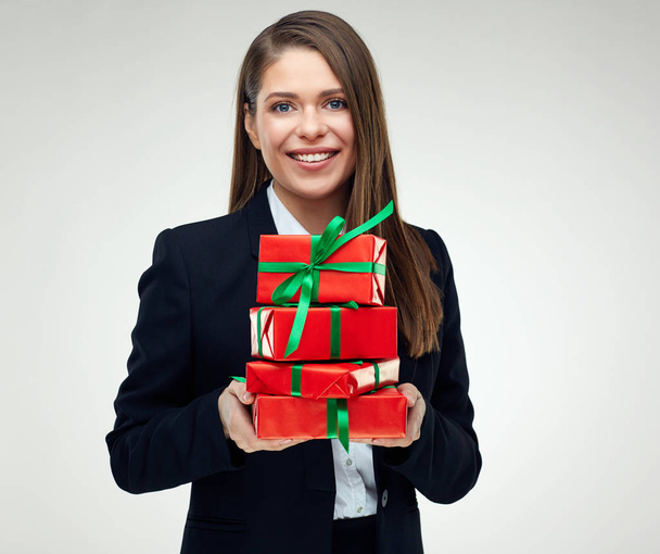 mulher sorrindo segurando pilha de pequenas caixas de presente
  - Foto, Imagem