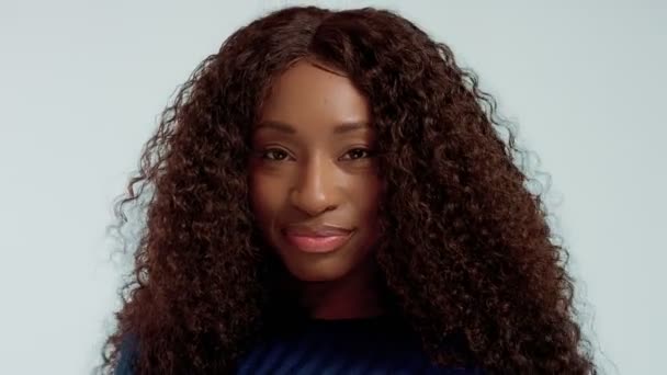 Beauté noir métis race africaine américaine femme avec de longs cheveux bouclés et sourire parfait
 - Séquence, vidéo