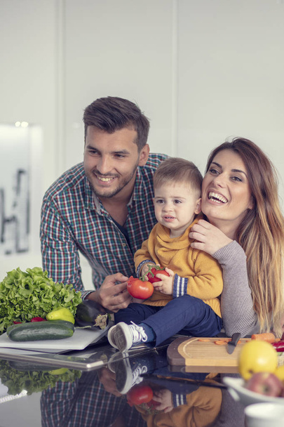 幸せな家族の自宅キッチンで野菜を一緒に準備 - 写真・画像