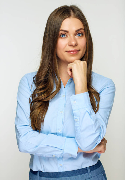 Portrét zamyšlený podnikatelka v modrém obleku izolovaných na bílém pozadí - Fotografie, Obrázek