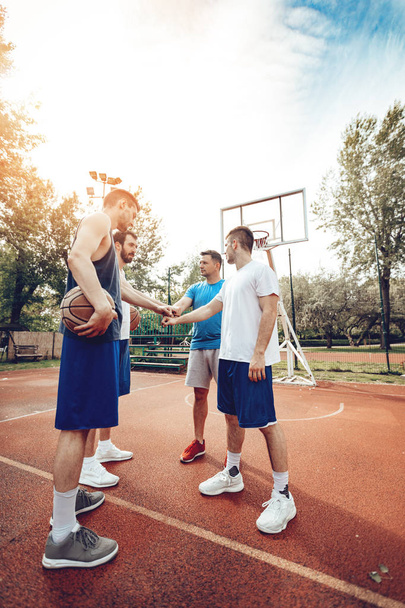 Mecz czterech koszykarzy o sportowe powitanie przed - Zdjęcie, obraz