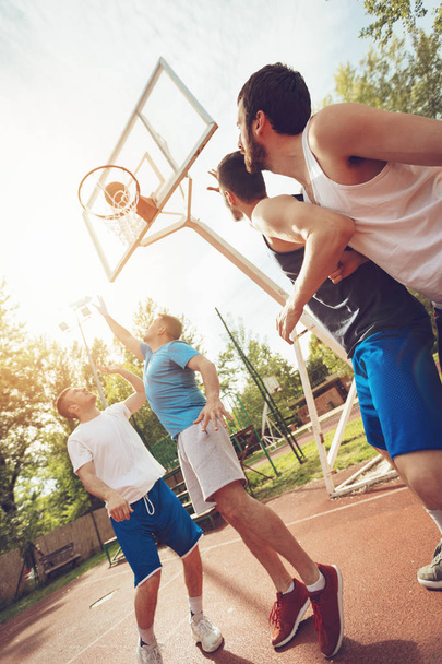 Cuatro jugadores de baloncesto jugando al aire libre
 - Foto, imagen