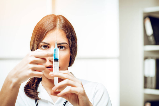 junge Krankenschwester bereitet Narkoseinjektion vor - Foto, Bild