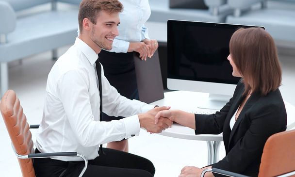 partenaires commerciaux serrant la main après une réunion d'affaires
. - Photo, image