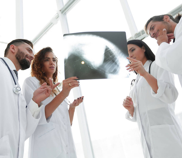 trabajadores médicos mirando a los pacientes radiografía
 - Foto, imagen
