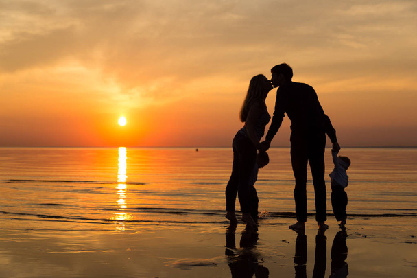 perhe rannalla auringonlaskun aikaan - Valokuva, kuva