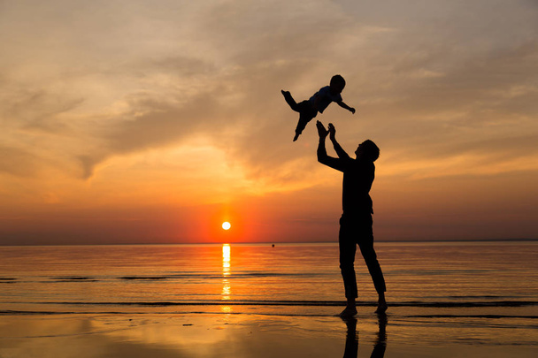 rodzina na plaży o zachodzie słońca - Zdjęcie, obraz
