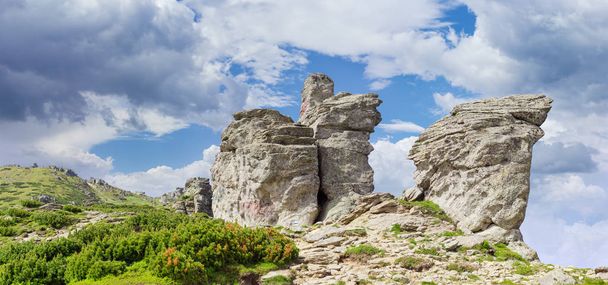 Rocky outcrops on crest of the mountain range in Carpathians - Foto, Imagen