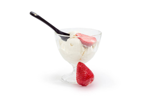 Helado con fresa en el vaso para helado
  - Foto, imagen