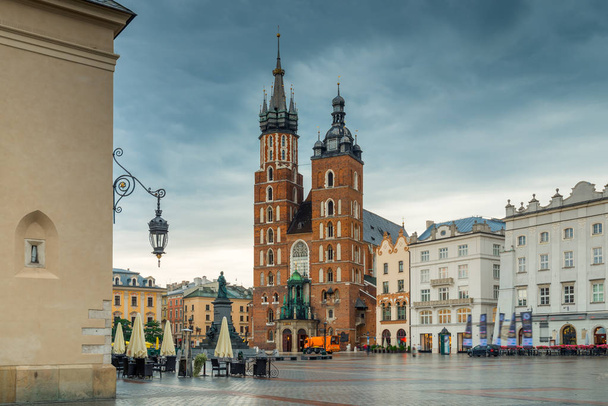 Photo de la place principale de Cracovie par un matin pluvieux
 - Photo, image