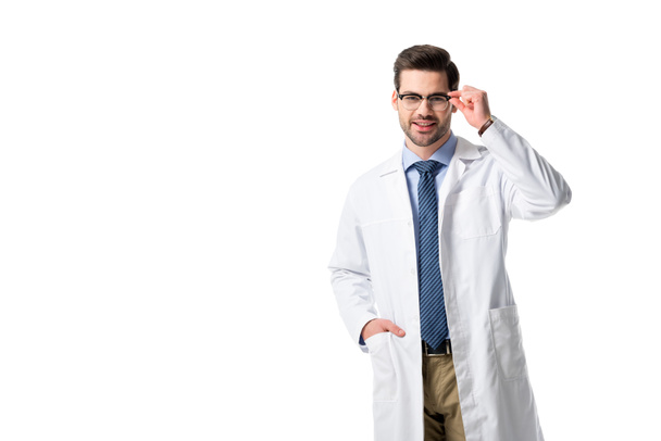 Lachende doctor in de brildragende witte vacht geïsoleerd op wit - Foto, afbeelding