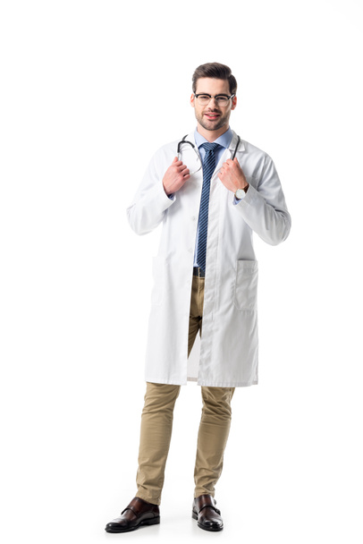 Beyaz izole stetoskop ile Beyaz önlük giyen erkek doktor - Fotoğraf, Görsel