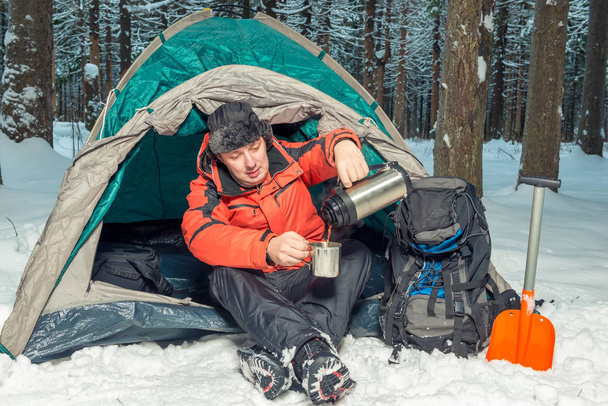 halte dans une randonnée dans la forêt d'hiver - une pause pour le thé chaud
 - Photo, image