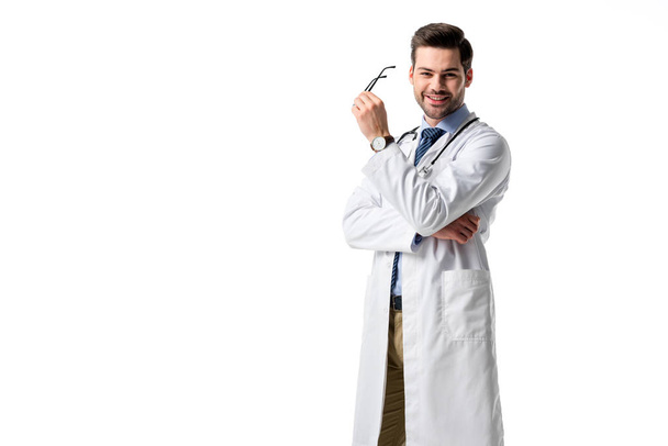 Mosolygó orvosi munkavállaló fehér kabátot viselt sztetoszkópot elszigetelt fehér - Fotó, kép