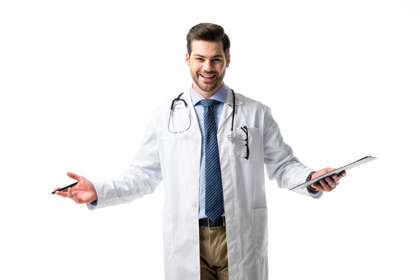 Médico sonriente con abrigo blanco con estetoscopio y sujetapapeles aislados en blanco
 - Foto, Imagen