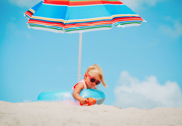 söpö pieni tyttö pelata trooppisella rannalla
 - Valokuva, kuva