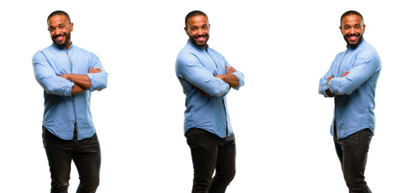 Hombre afroamericano con barba con brazos cruzados confiado y feliz con una gran sonrisa natural riendo
 - Foto, Imagen