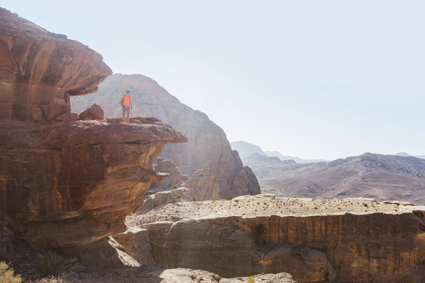 Tourist on rock in Petra. Jordan landscape - Foto, afbeelding