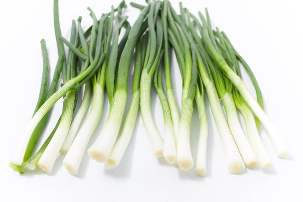 grüne Zwiebel auf weißem Hintergrund. natürliche Vitamine im Frühling - Foto, Bild