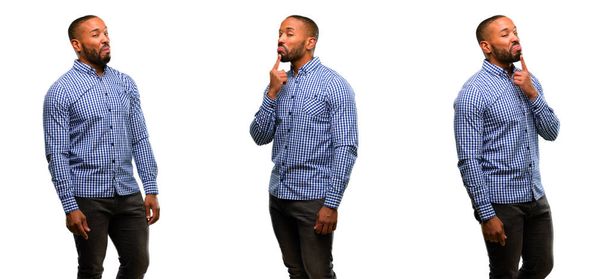 African american człowieka z brodą o sceptyczny i niezadowolony wygląd wyrażając nieufność, sceptycyzm i wątpliwości - Zdjęcie, obraz