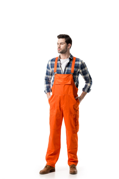 junger selbstbewusster Reparateur in orangefarbenem Overall isoliert auf weiß - Foto, Bild