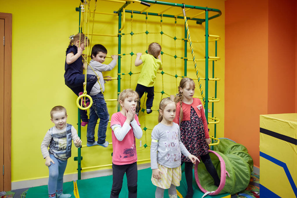 GOMEL, BELARUS - 18 April 2018: Children play in the children's entertainment center. children's playroom. - Foto, afbeelding