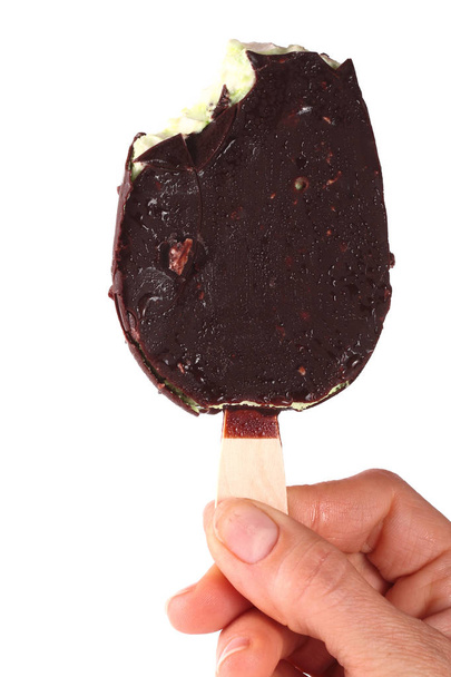 Crème glacée fruitée au chocolat à la main isolée sur fond blanc
 - Photo, image