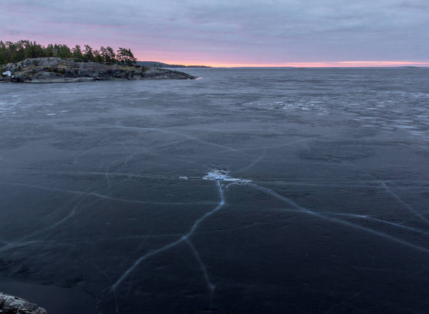 Άνοιξη dawn στη λίμνη Λάντογκα. Η Καρελία. Ρωσία - Φωτογραφία, εικόνα